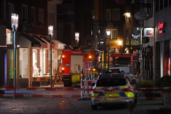 S KOMBIJEM V MNOŽICO LJUDI Napadalec je 48-letni domačin