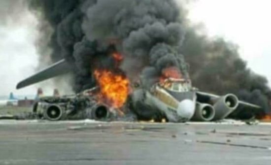 VIDEO: POSNETKI GOREČEGA LETALA OB TRAVNIKU NA LETALIŠČU Umrlo najmanj 257 ljudi