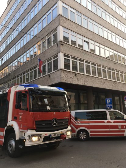 VIDEO: POLICIJA IN GASILCI PRED MINISTRSTVOM Nihče ne ve, kaj se dogaja