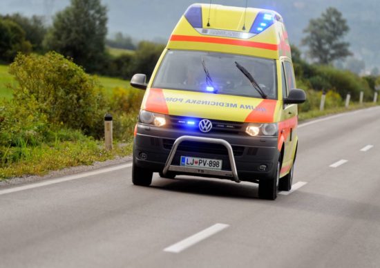 Vdrl se je pod na stolpu skakalnice, šest mladoletnikov zgrmelo v globino