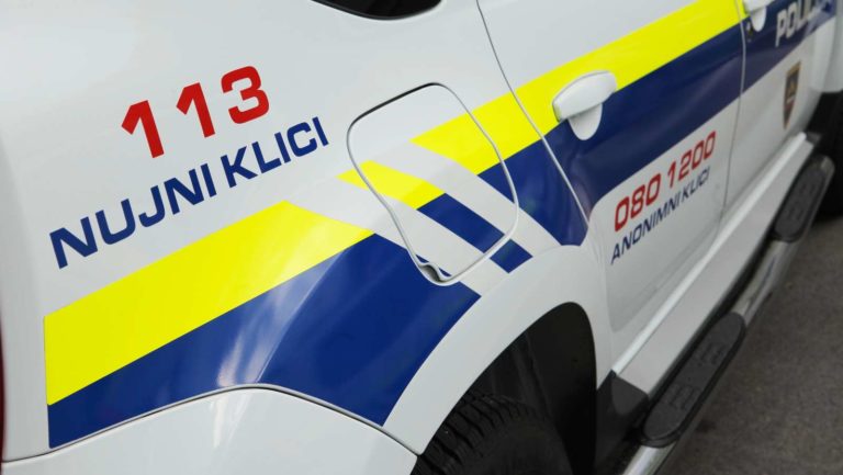 HUDA NESREČA IZ NEZNANEGA RAZLOGA Hrvat v policijsko vozilo, več poškodovanih