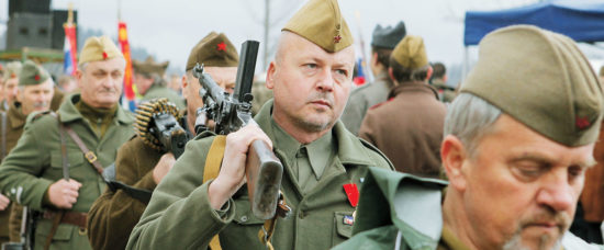 IZ TISKANE IZDAJE: Našemljeni v partizane vihtijo mitraljeze