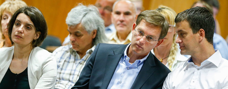 ŠKANDALOZNO KADROVANJE: Cerarjeva SMC razpada, novi obrazi bežijo v državna podjetja