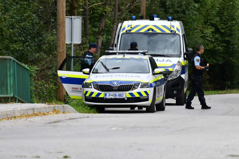 Policija nad 42-letnika zaradi povzročanja splošne nevarnosti: Sporočajo, kaj je odvrgel