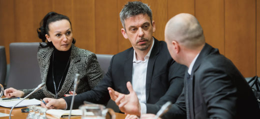 Prvi nadzornik državne banke NLB, ki je skrivaj nakazala Hrvatom, živi in dela na Hrvaškem