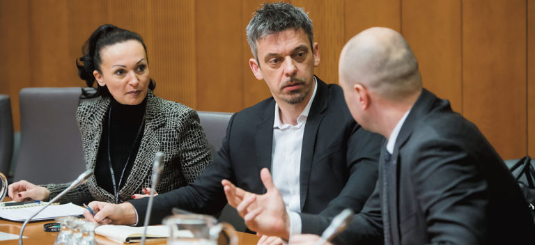 Prvi nadzornik državne banke NLB, ki je skrivaj nakazala Hrvatom, živi in dela na Hrvaškem