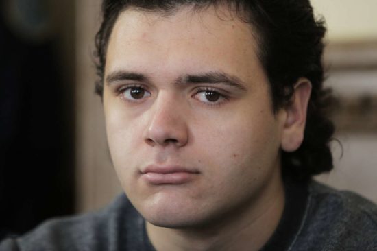 CAKIĆ Z NOŽEM NAD POLICISTE Na sodišču smeh, potem so tekle solze