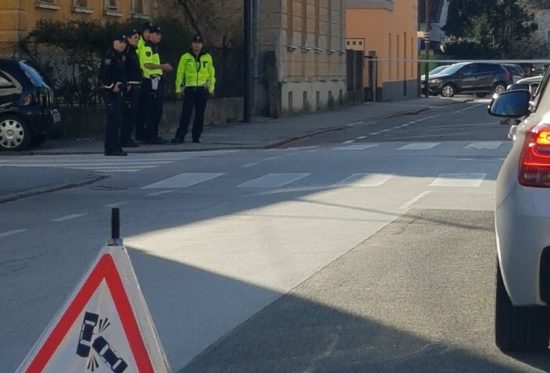 FOTO: Pijani voznik ob gimnaziji Šiška povozil 11-letnega otroka