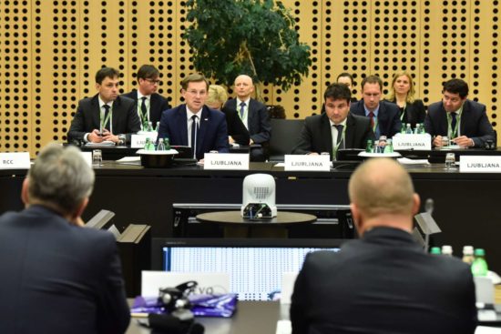 INCIDENT NA BRDU PRI KRANJU Ministrica nagnala hrvaške novinarje, padale so žaljivke