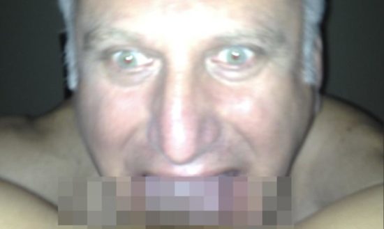 FOTO: POLITIČNI SEKS ŠKANDAL Poslanec ujet med lizanjem muce