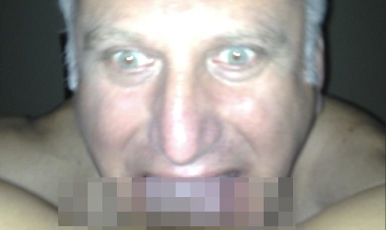 FOTO: POLITIČNI SEKS ŠKANDAL Poslanec ujet med lizanjem muce