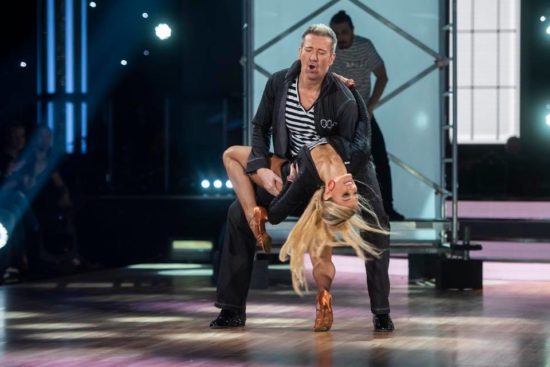 OBČINSTVO NAVDUŠENO, KRALJ LJUDSKIH SRC ODHAJA Si je usodo zapečatil, ker je mislil, da je Elvis?