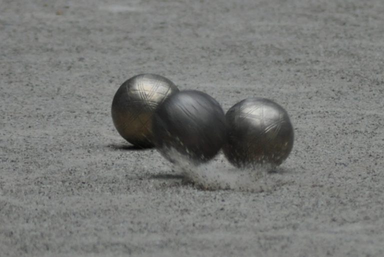 KROGLA ZA BALINANJE UBILA 31-LETNIKA Česa takega prebivalci obmejnega mesta ne pomnijo