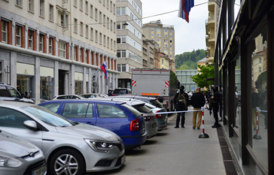 Vemo, kaj se je zgodilo! SPECIALCI PRED BANKO SLOVENIJE: Kaj se dogaja?