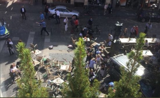 VIDEO: VOZNIK S KOMBIJEM V MNOŽICO Več je mrtvih, napadalca so ustrelili