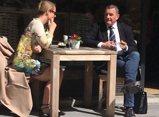 PREDVOLILNA VROČICA: Direktor volilne komisije s Klemenčičevo pionirko