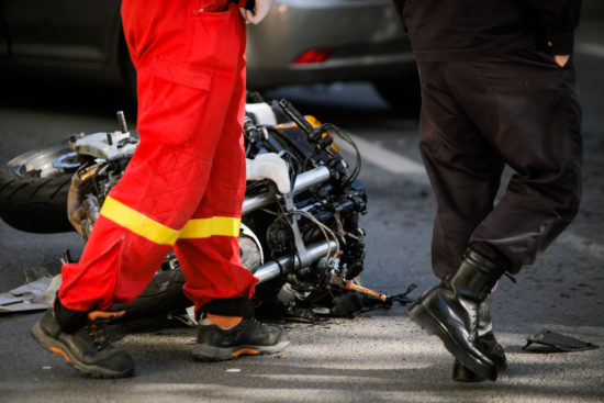 V Trbovljah počilo, voznik (23) vzel prednost motoristki (17)
