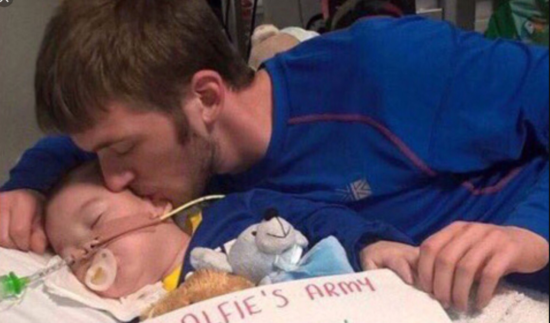 Oče malega borca Alfieja Evansa kar 10 minut obupno poskušal oživiti sina z oživljanjem “usta na usta”