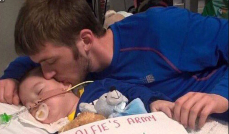 Oče malega borca Alfieja Evansa kar 10 minut obupno poskušal oživiti sina z oživljanjem “usta na usta”