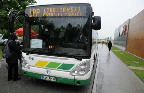 Voznik avtobusa nenadoma speljal, 94-letnica hudo poškodovana