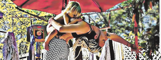 SUPERMAMA: Doji, medtem ko izvaja jogo