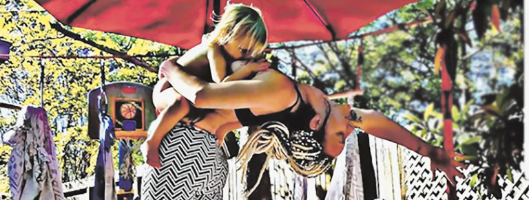 SUPERMAMA: Doji, medtem ko izvaja jogo