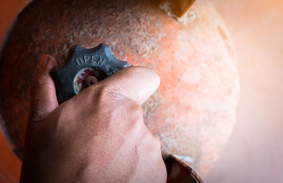 V kuhinji eksplodirala jeklenka: Lastnik in žena huje poškodovana