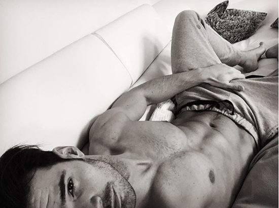 Vroči lepotec – ob njem se vam bodo zatresle noge