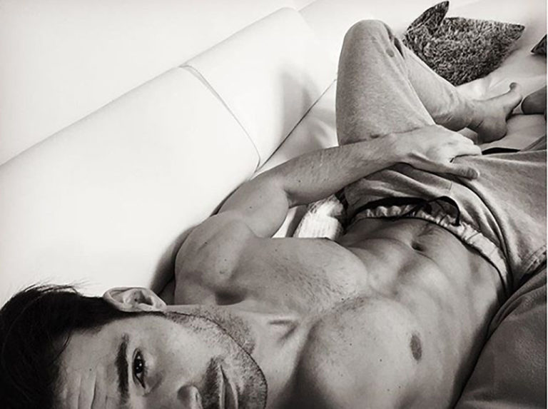 Vroči lepotec – ob njem se vam bodo zatresle noge