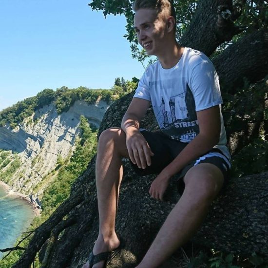 TRAGEDIJA Najstnik Lenart končal pod traktorjem