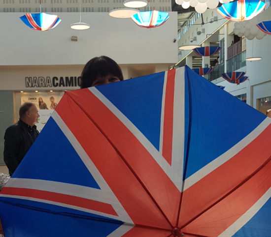 Slovenska zvezdnica se je skrila za dežnik