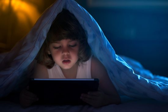 Otroci slabše spijo zaradi večernega igranja na mobitelu