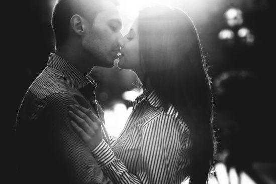 Poljubljanje osrečuje, vzdržuje obrazne mišice in zdrave zobe