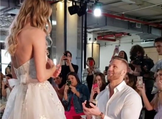 Fant je zaprosil svoje dekle … med modno revijo poročnih oblek