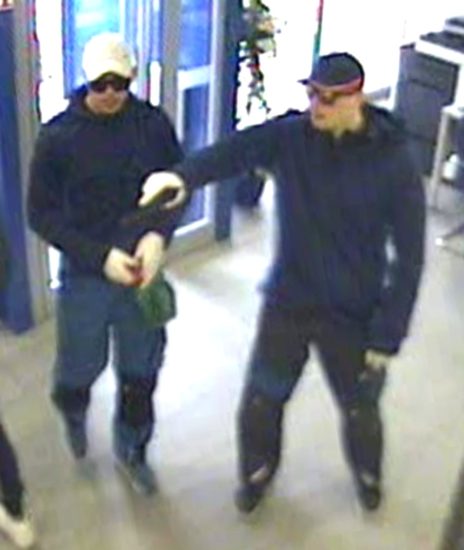 To sta roparja, ki sta s pištolo merila v stranke in uslužbence: Ju prepoznate?