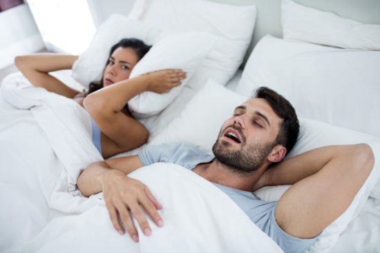Ali »žagate drva« v postelji?