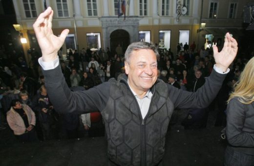 Škandal pri Zoranu Jankoviću ob razglasitvi rezultatov volitev! Najprej so jo vrgli iz štaba, nato še pretep!