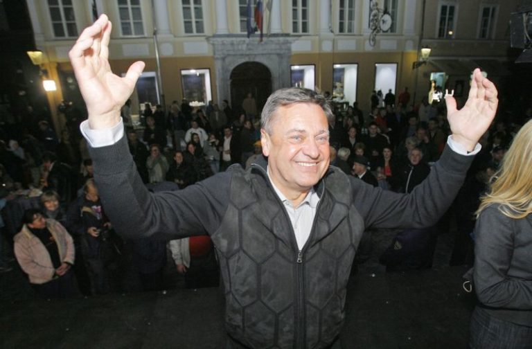 Škandal pri Zoranu Jankoviću ob razglasitvi rezultatov volitev! Najprej so jo vrgli iz štaba, nato še pretep!