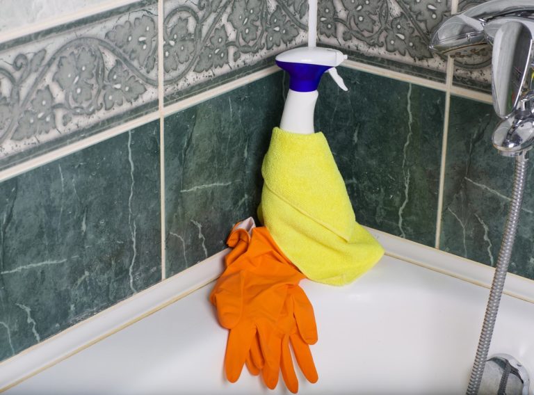 Kako preprosto očistiti plesen in vodni kamen s tuša in banje