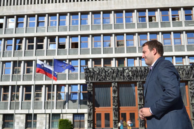 BIZARKA PRED VOLITVAMI Čuš in Židan z isto kandidatko, SSN v boj z umrlim kandidatom