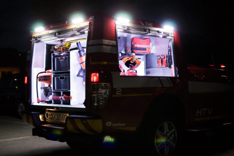 Policija ponoči izpraznila objekt, zaradi dima se za eno osebo ni dobro končalo