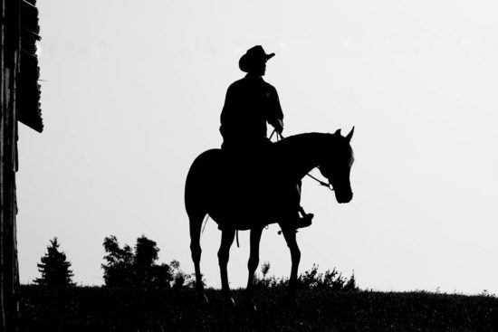 FOTO: SLAVNI KMET, KI SE JE VEDNO OTEPAL DEKLET, BO POSTAL OČKA Prihodnji mesec bosta z izbranko zibala