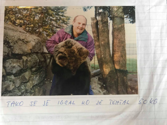 FOTO: NAD TIMA KORESA SE JE VSUL GNEV SLOVENCEV Lastnik medveda objavil srce parajoč zapis, kosmatinec bo najbrž moral stran