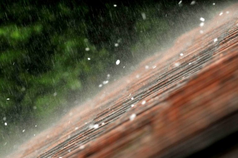 Toča spet grozi, ARSO opozarja: neurja z močnimi nalivi in sunki vetra! Preverite, ali tudi pri vas!