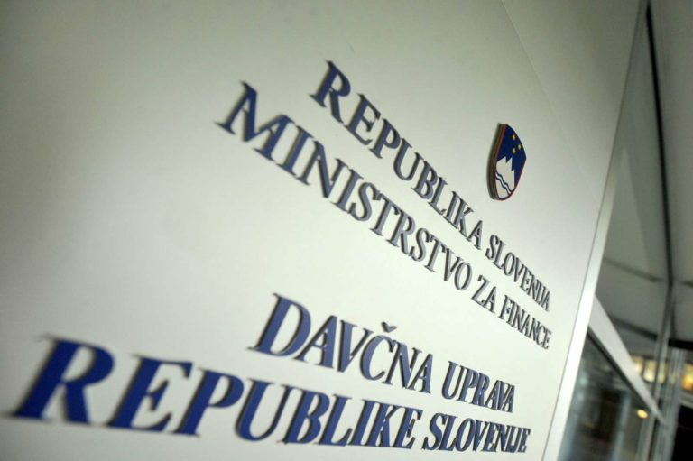 Previdno, prevaranti na delu! Pošiljajo paket pod pretvezo, da je z davčne uprave!