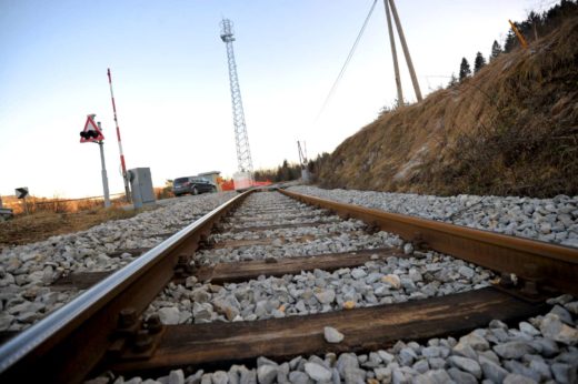 Nesreča vlaka in avtomobila: Potnike so evakuirali