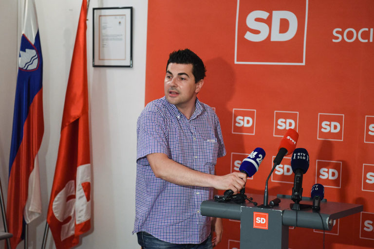 Straniščna kampanja: To je Židanov straniščni svetovalec šibkega znanja, ki ga je financirala vlada SD