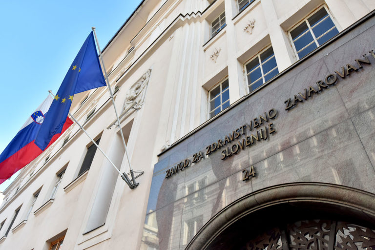 ZZZS se utaplja v dobičkih, pacienti pa doplačujejo zdravila za zdravljenje raka