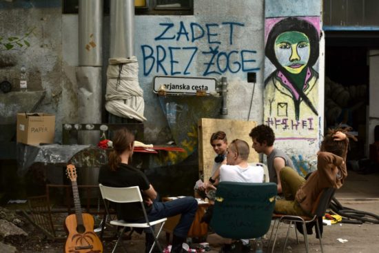 SEDAJ SE PA LEVIČARJI BOJIJO MIGRANTOV V SAMEM CENTRU LJUBLJANE! Ni prvič, da so se tam klali