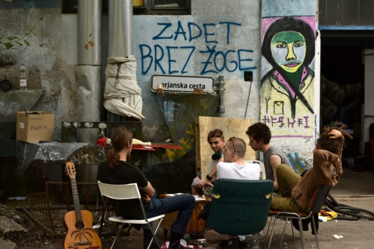 SEDAJ SE PA LEVIČARJI BOJIJO MIGRANTOV V SAMEM CENTRU LJUBLJANE! Ni prvič, da so se tam klali